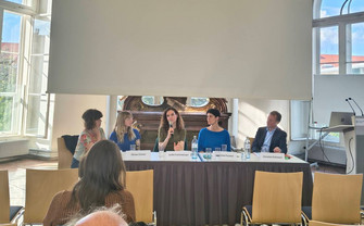 Dies ist ein Bild der Speaker im zweiten Panel beim Symposium.
