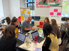Das Team Los conco procesadores bei der Verfeinerung ihres Prototypen.