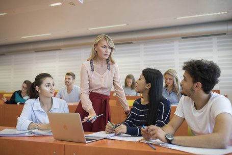 Lehrveranstaltungsleiterin spricht zu Studierenden im Hörsaal