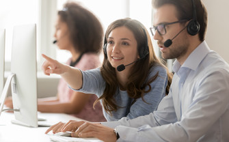 Ein paar Mitarbeiter eines call Centers