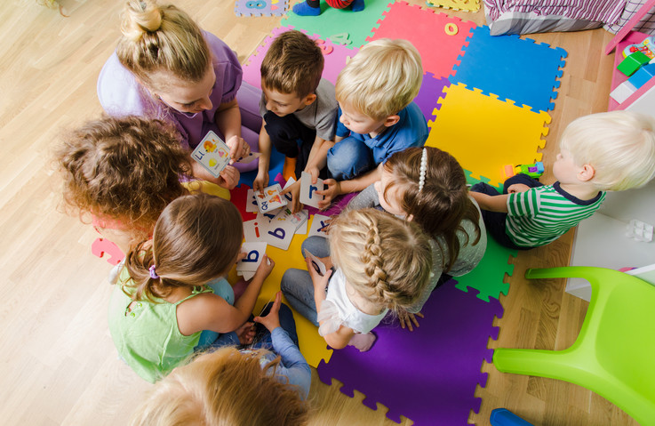ein gruppe von Kindern