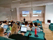 students looking at Püspöks first slide