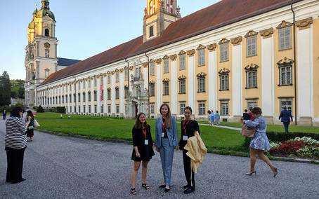 Foto: Sabine Weiß und Maria Pöschl bei der EAIR-Konferenz 2023 in Linz
