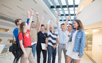 jubelnde Studierende