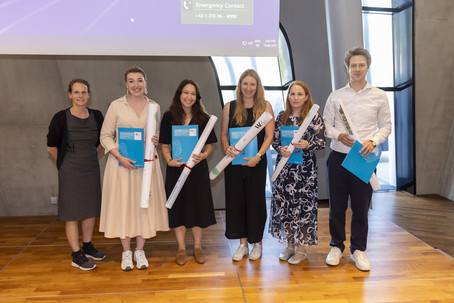 Preisträger*innen Innovative Lehre 2025 - Caroline Fabian, Melina Mazzucato, Isabella Grabner, Susanne Aigner, Christoph Feichter mit VR Margarethe Rammerstorfer