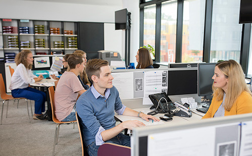 Studierende nutzen die Dienstleistung des Study Service Center im LC Gebäude