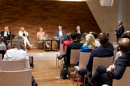 Podiumsdiskussion bei der Eröffnung des Zentrums für Finanzbildung