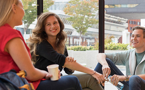 Studierende sitzen im Library Cafe im LC
