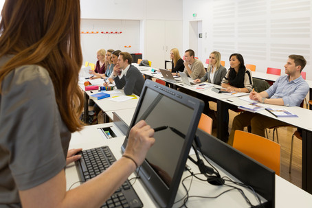 Studierende sitzen in einem Seminarraum