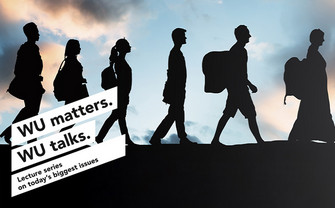 Die Silhouetten von wandernden Menschen, vor der Abenddämmerung