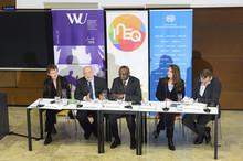 Ingrid Kubin, Joseph E. Stiglitz, Célestin Monga, Alyssa Schneebaum und Wilfried Altzinger am Podium