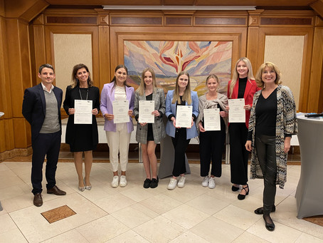 Lena Lemberger, Leonie Hofer, Melanie Moser, Mag- dalena Gschossmann und Yvonne Kaswurm. Weiters im Bild: Maximilian Estl (links; OeNB) und Bettina Fuhrmann (rechts; WU). 