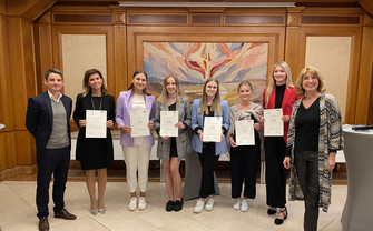 Lena Lemberger, Leonie Hofer, Melanie Moser, Mag- dalena Gschossmann und Yvonne Kaswurm. Weiters im Bild: Maximilian Estl (links; OeNB) und Bettina Fuhrmann (rechts; WU). 