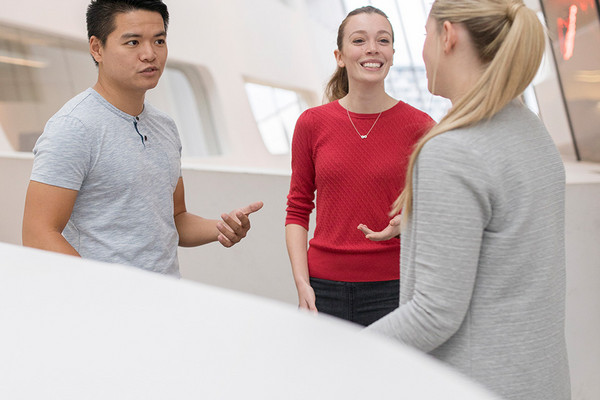 Menschen unterhalten sich miteinander