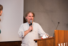 Martin Schenk spricht am Podium