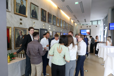 [Translate to English:] socializing after the presentation