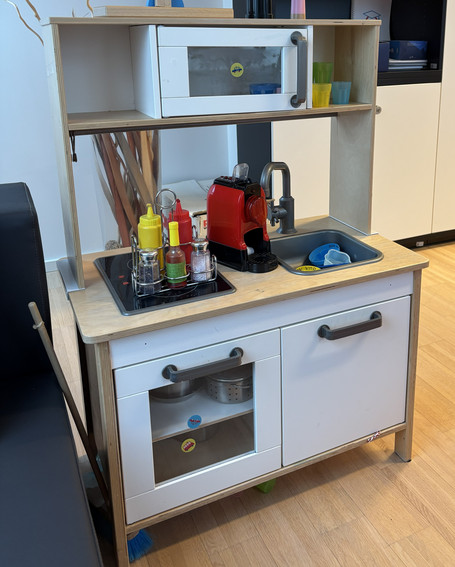 Puppenküche in Grabners Büro
