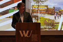 Prof. Claus Staringer während seines Vortrags
