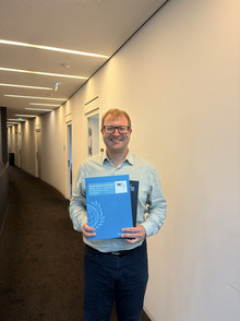 Dr. Polzer presenting his Habilitation documents