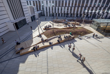 Holelemente als Sitzgelegenheiten am Campus