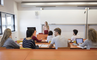 [Translate to English:] Studierende haltet eine Präsentation.