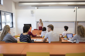 Studierende hält eine Präsentation.