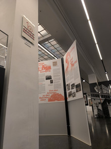 Ausstellungstafel Ausstellungsbesuch "Käthe Leichtner-Ausstellung im Waschsalon"