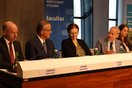 Podium mit allen DiskutantInnen