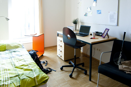 OeAD Housing. This picture shows the bedroom. The room has a big window and a desk for studying.
