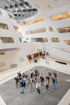 Teilnehmende Schüler*innen im Foyer des LC