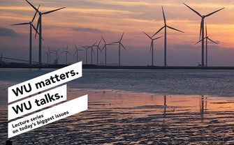 Ein Windkraftwerk: Windräder stehen im Meer.