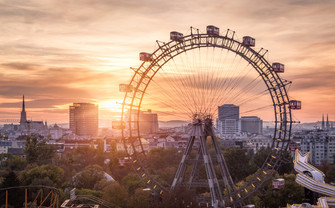 [Translate to English:] Panorama von Wien mit Riesenrad