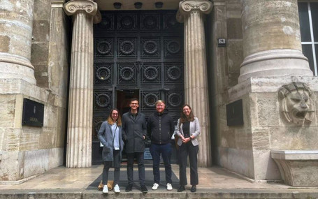 Lisa, Paul, Flo, Viktoria vor der Kurie in Budapest