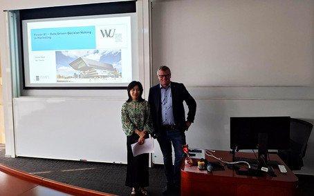 Rainer Baier und Helena Chen an der Tongji Universität in Shanghai