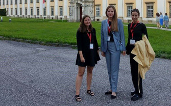 Foto: Sabine Weiß und Maria Pöschl bei der EAIR-Konferenz in Linz