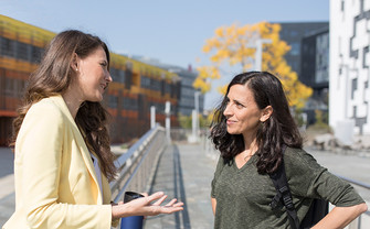 Zwei Frauen im Gespräch, Campus WU