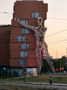 Betriebsausflug Prag - Skultur, die Haus umarmt