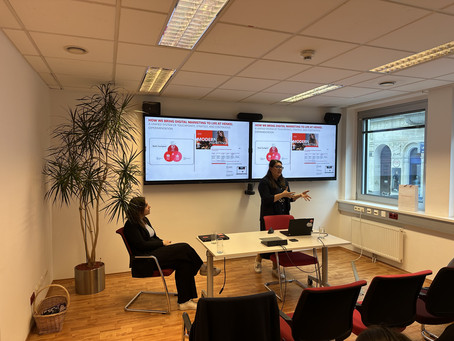 [Translate to English:] Digital Marketing presentation by Claudia Maddaléna Rossi, students now in view