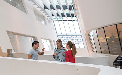 Studierende stehen im 2. Stock des LC Gebäude