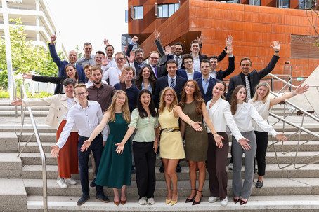 [Translate to English:] the Master Class graduates cheer