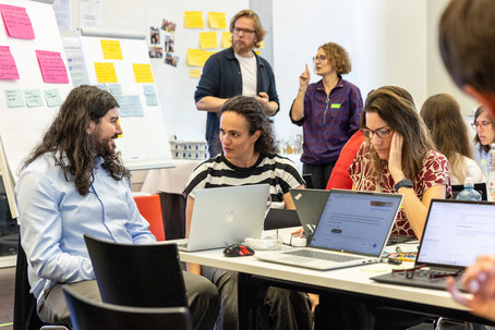 Mitarbeitende und Studierende arbeiten gemeisam an Prototypen.