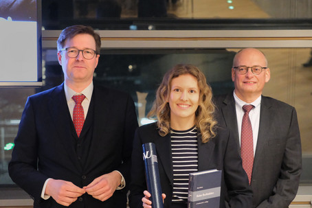 [Translate to English:] Prof. Spitzer und Prof. Holoubek mit der Erstplatzierten Lisa Marie Jetzinger