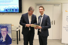 Prof. Claus Staringer und Dr. Peter Denk bei der Preisübergabe