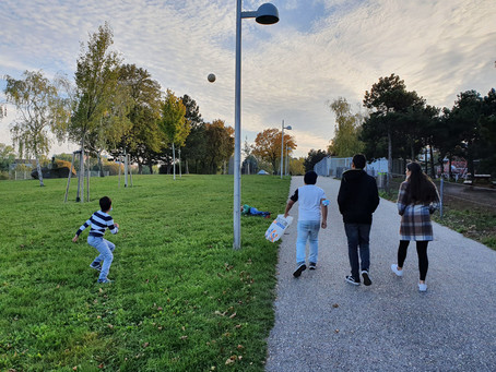 Als man sich noch als Gruppe persönlich zum Spielen im Park treffen konnte….