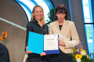 Senatsvorsitzende Anne D'Arcy verleiht den Titel Ehrendoktorin an Toni M. Whited ©Foto Pfluegl