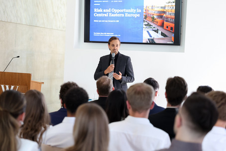 [Translate to English:] Rainer opens the presentation on stage