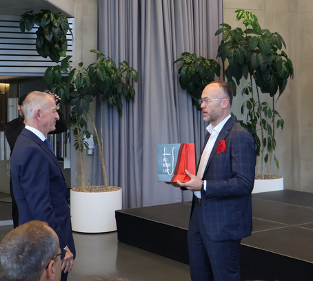 Rainer Palmstorfer übergibt die Festschrift an Stefan Griller