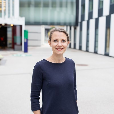 Portrait of Program manager Rebecca Runge on WU Campus.