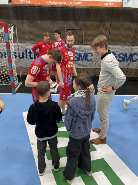 Buddies beim Handballmatch der Fivers