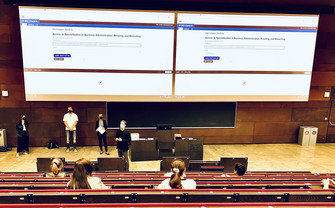 [Translate to English:] Prof. Wlömert im Audimax an der WU 